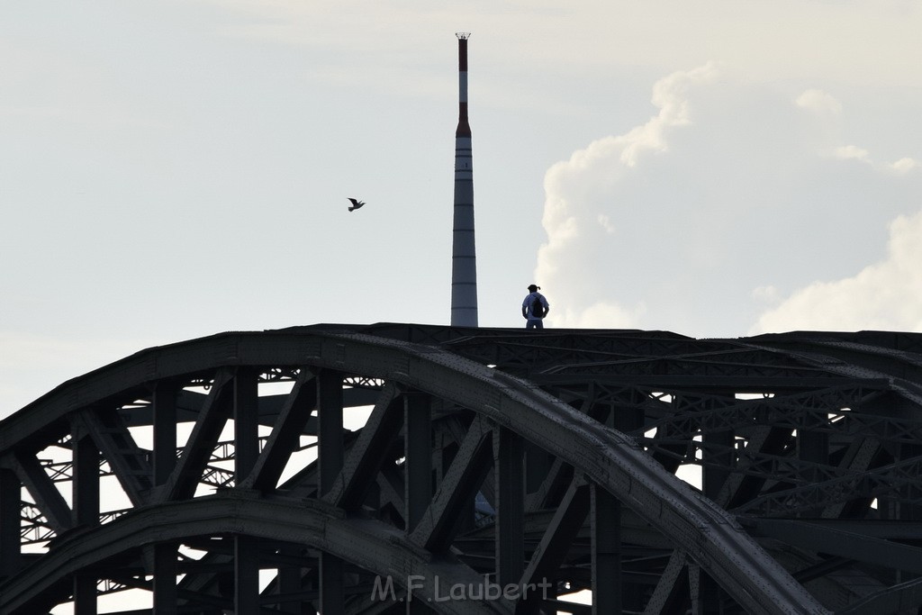 PSpringt kein Suizid Brueckenspringer Koeln Hohenzollernbruecke P081.JPG - Miklos Laubert